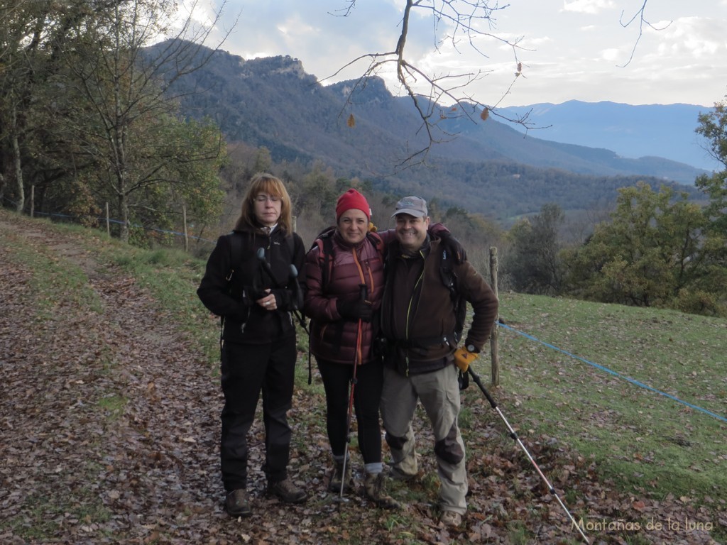 Anna, Pili y Xavi saliendo de la Sierra de Marboleny